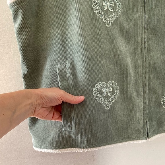 Alfred Dunner Plus Sz 14 Corduroy Fleece White and
Sage Green Embroidered Gilet - Picture 8 of 9